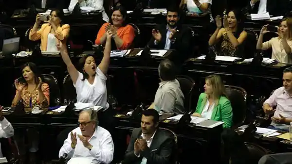 Un nuevo ajuste para poder negociar la deuda