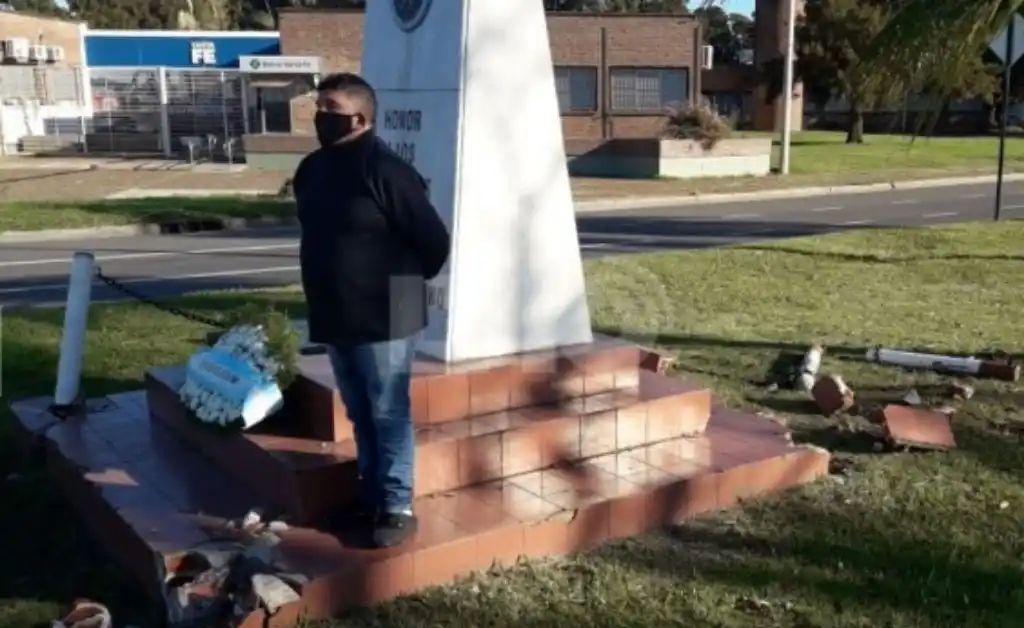 En su aniversario, el monumento al ARA General Belgrano fue vandalizado