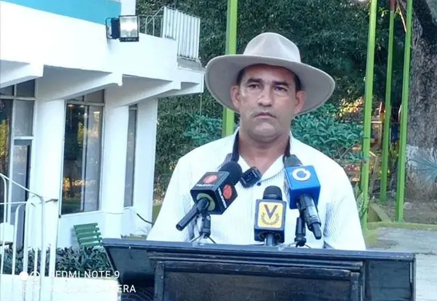 Le querían poner los ganchos al alcalde del municipio Ortiz: LA GENTE REACCIONÓ Y NO SE LO LLEVARON (+Video)