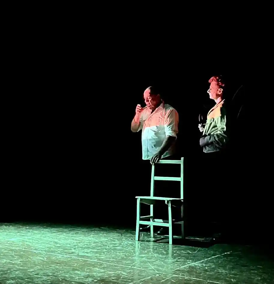 La obra venadense "Pasen y Vean", con Roque Carrasco y Pablo Gurrea, se presentó el jueves por la noche en el Galpón del Arte. Foto: Jeremías Poliotto.