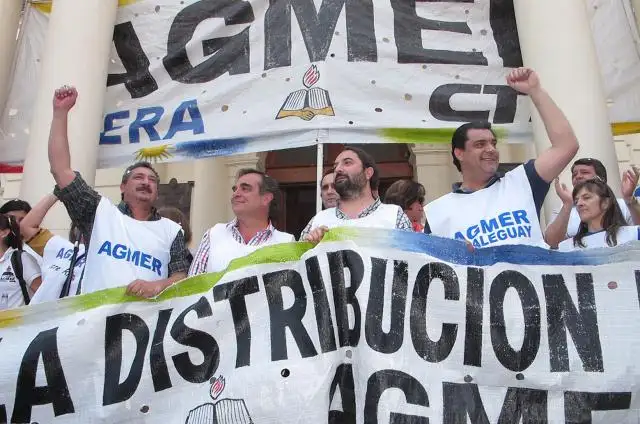 AGMER realizó una multitudinaria movilización a Casa de Gobierno