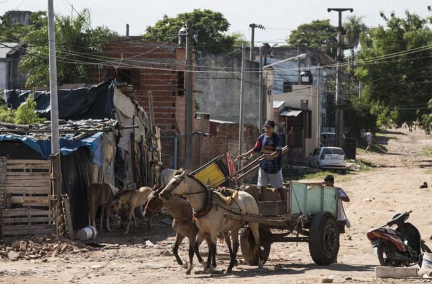 Según un informe de la Universidad Torcuato Di Tella, el 43% de la gente vive en hogares pobres