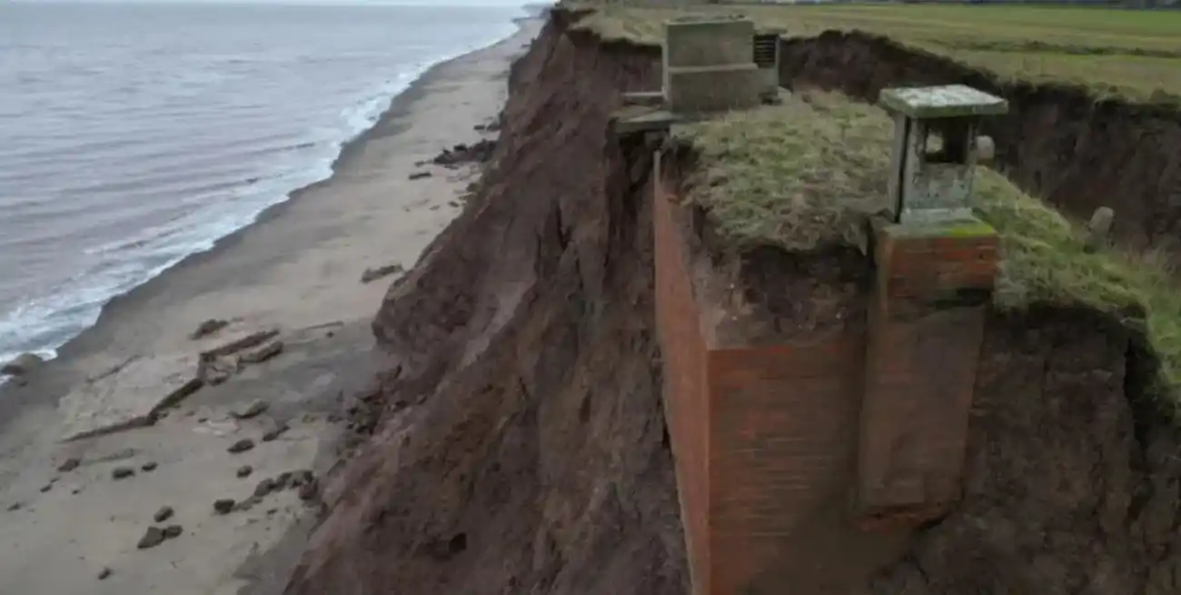 El búnker es hoy una precaria construcción en una zona muy erosionada de la costa inglesa.