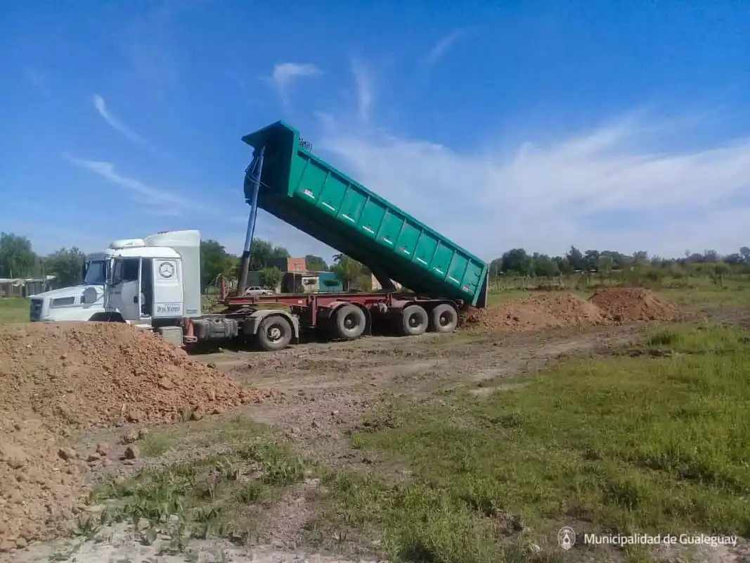 Realizan trabajos de nivelación de un terreno municipal
