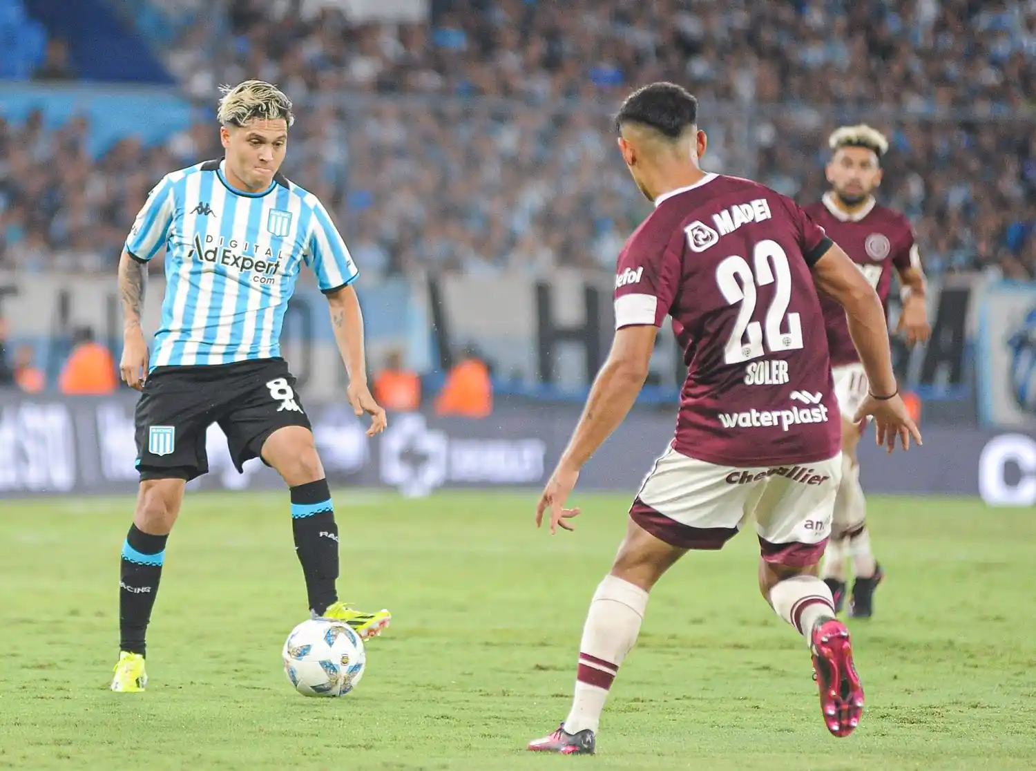 Racing fue más que Lanús y se aferra a sus chances