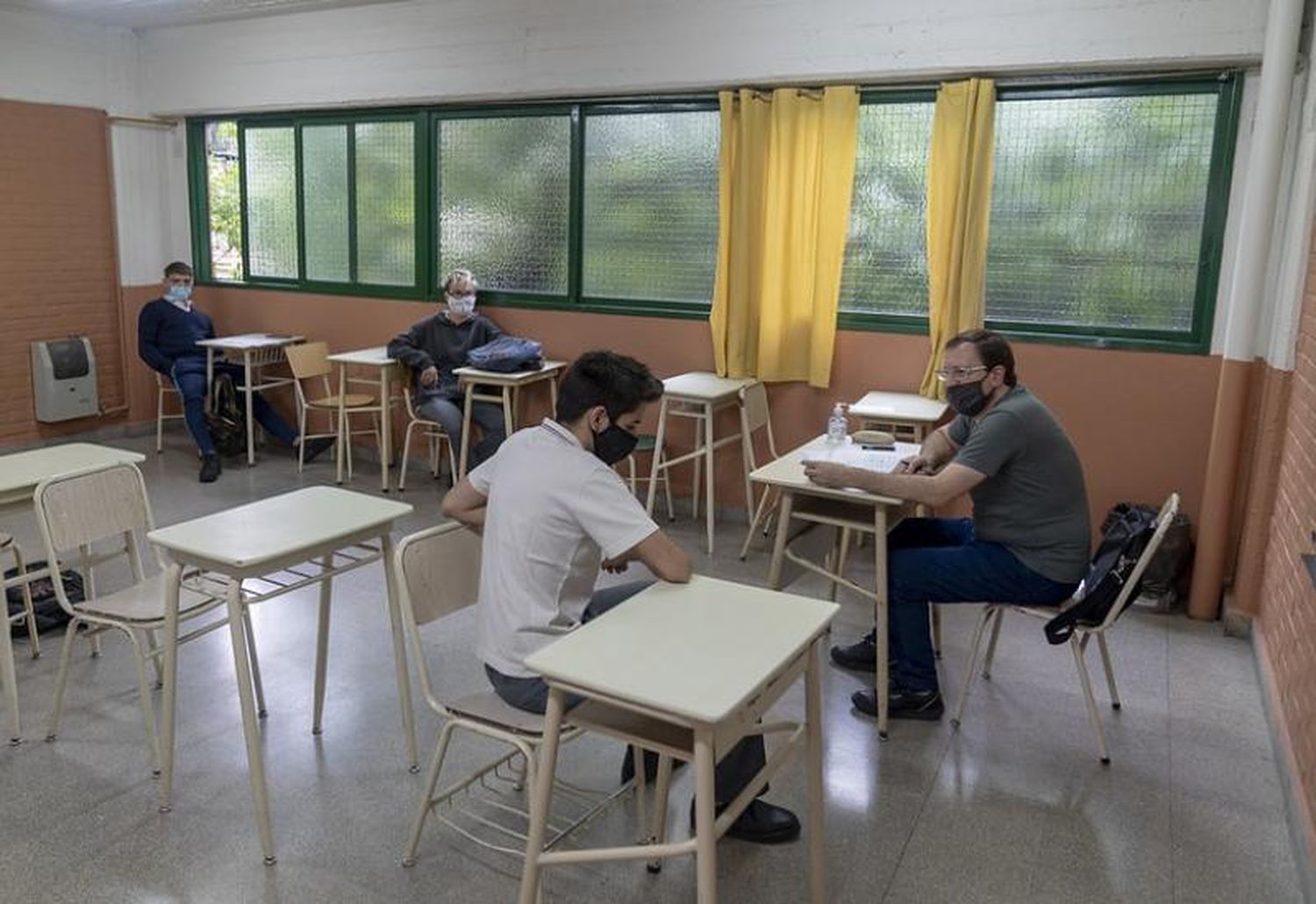 Juntos presentó un proyecto para eliminar la bimodalidad en las escuelas y ampliar las burbujas