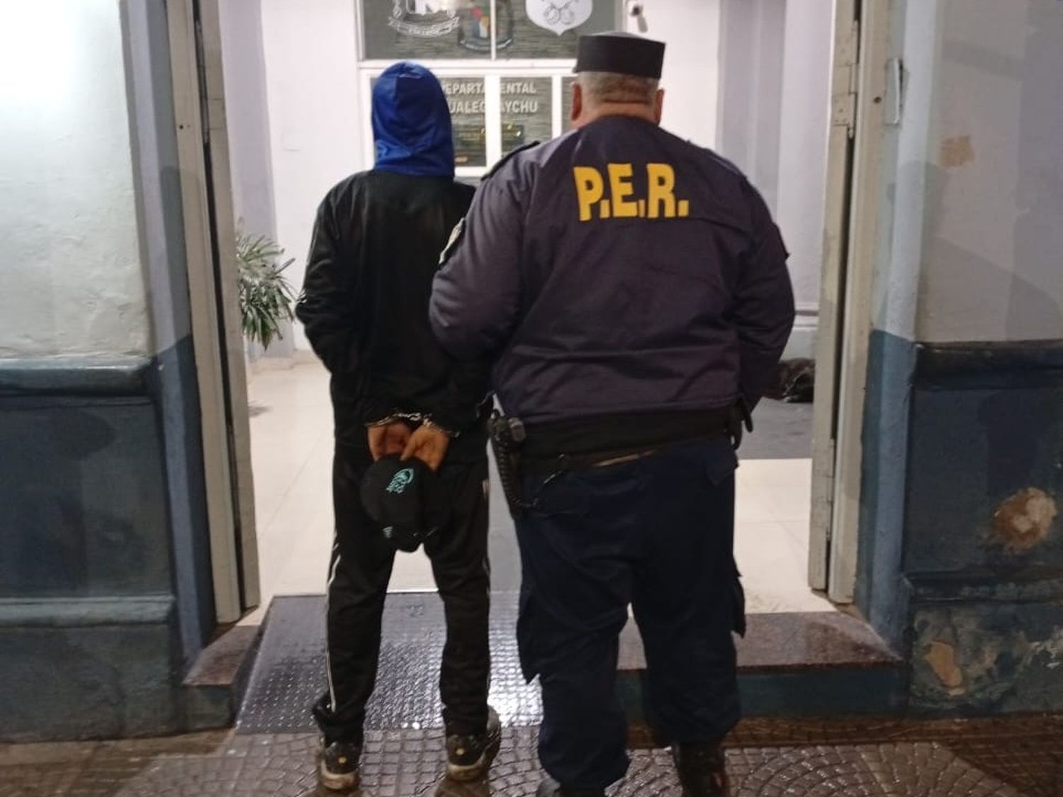 Detuvieron a un hombre por violar el arresto domiciliario: lo encontraron en una panadería