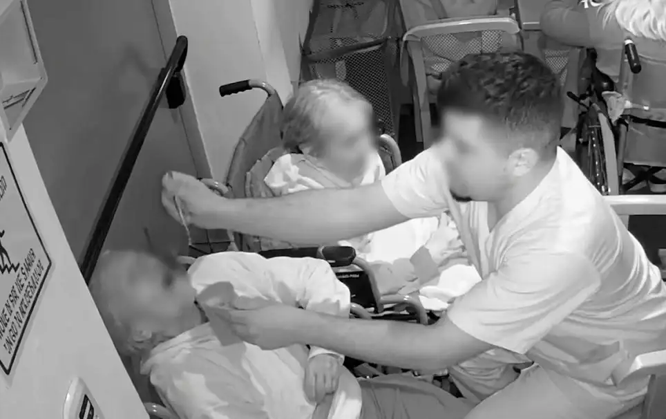 El enfermero intentaba darle de comer violentamente a la mujer.