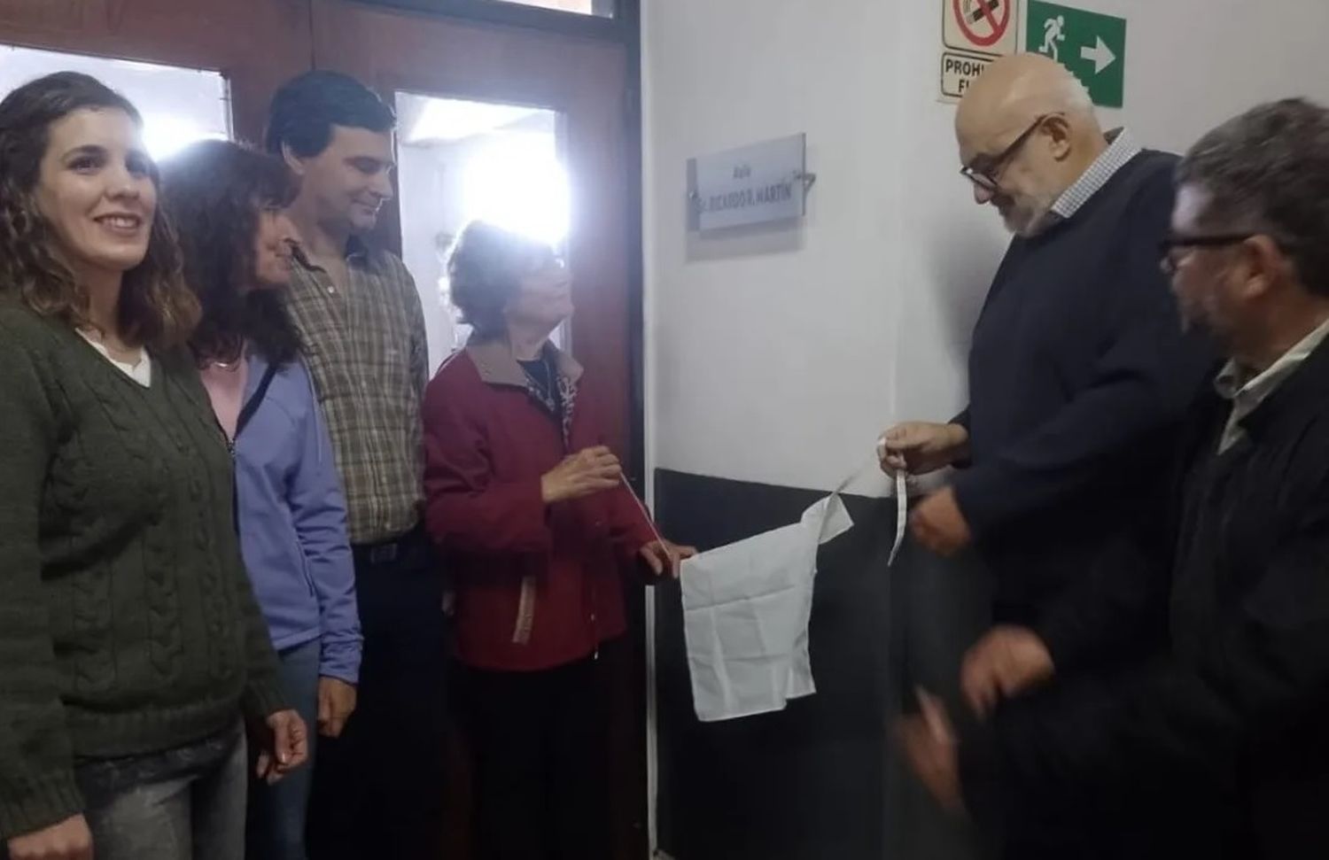 Directivos de la UTN y familiares de Martín , durante la imposición de nombre al aula. Foto: UTN Venado Tuerto.