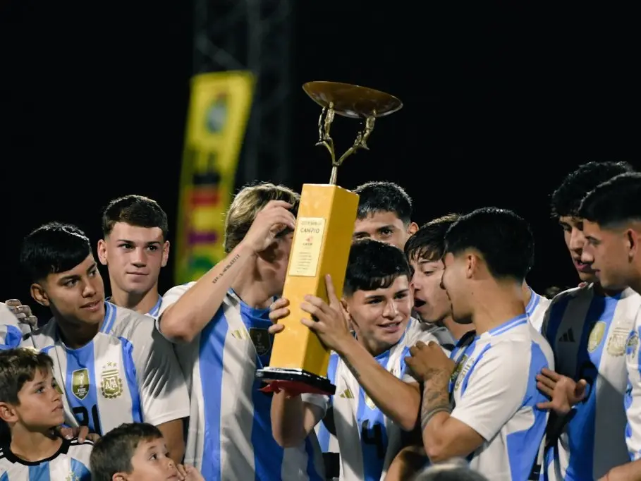 Los pibes Sub 17 celebran el título en Espana: Foto:AFA
