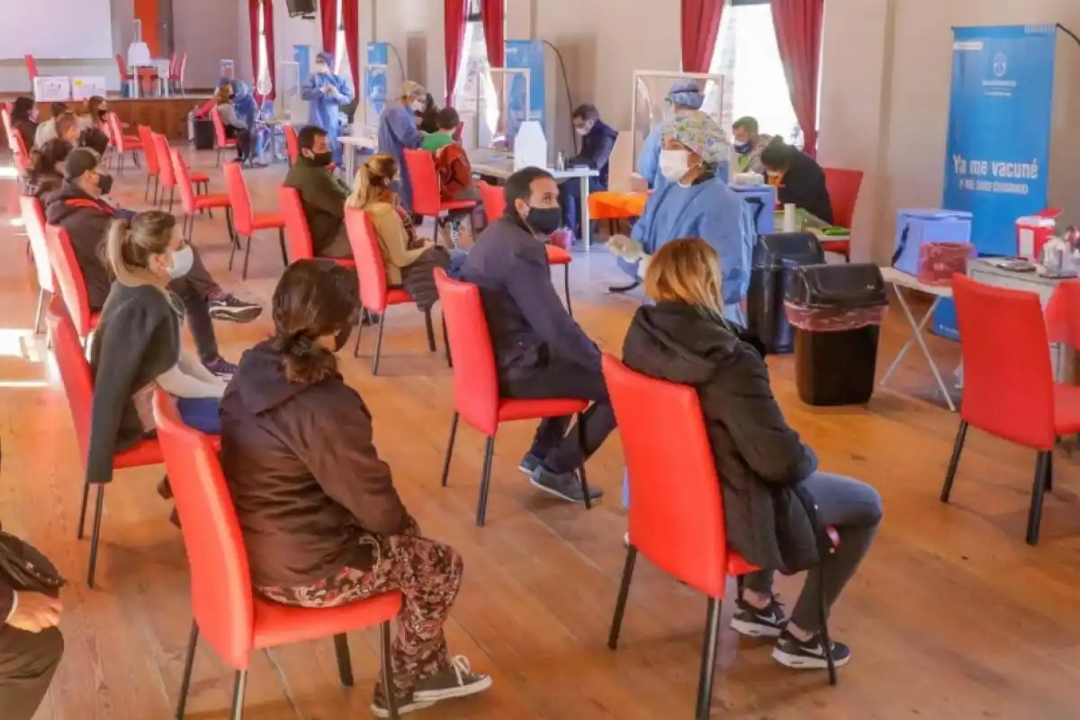 En su día, destacan el enorme trabajo de los vacunadores en la campaña anticovid