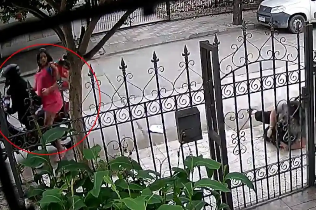 Durante la fuga, la mujer embarazada perdió el equilibrio y cayó al asfalto.