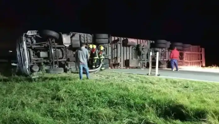 Volcó un camión lleno de golosinas y los vecinos quisieron saquearlo