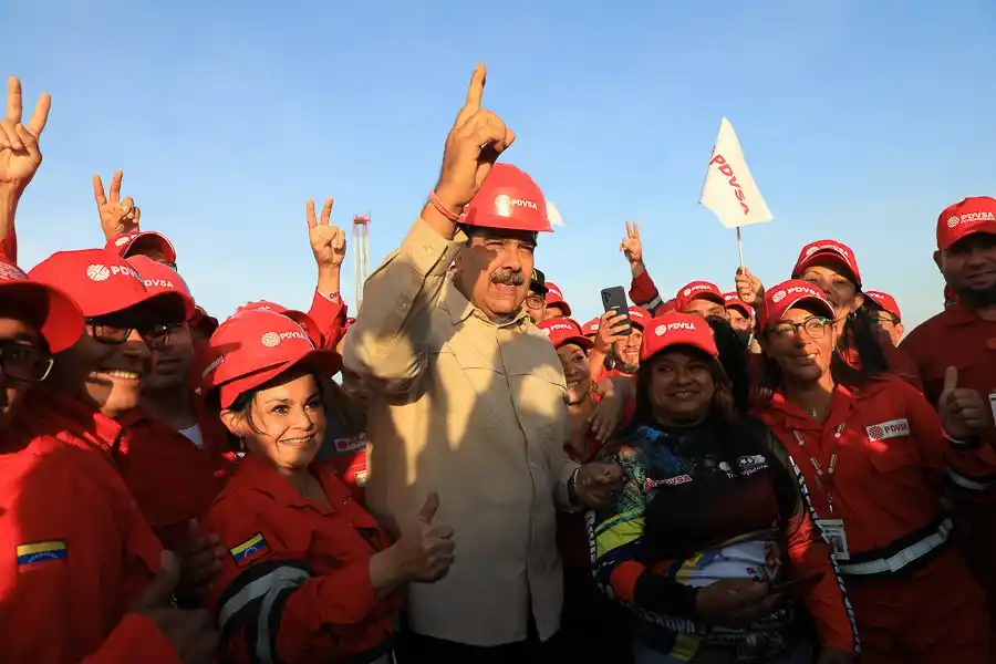 ¡LANZANDO PATADAS DE AHOGADO! Maduro intenta explicarles a los trabajadores POR QUÉ no les aumenta el salario