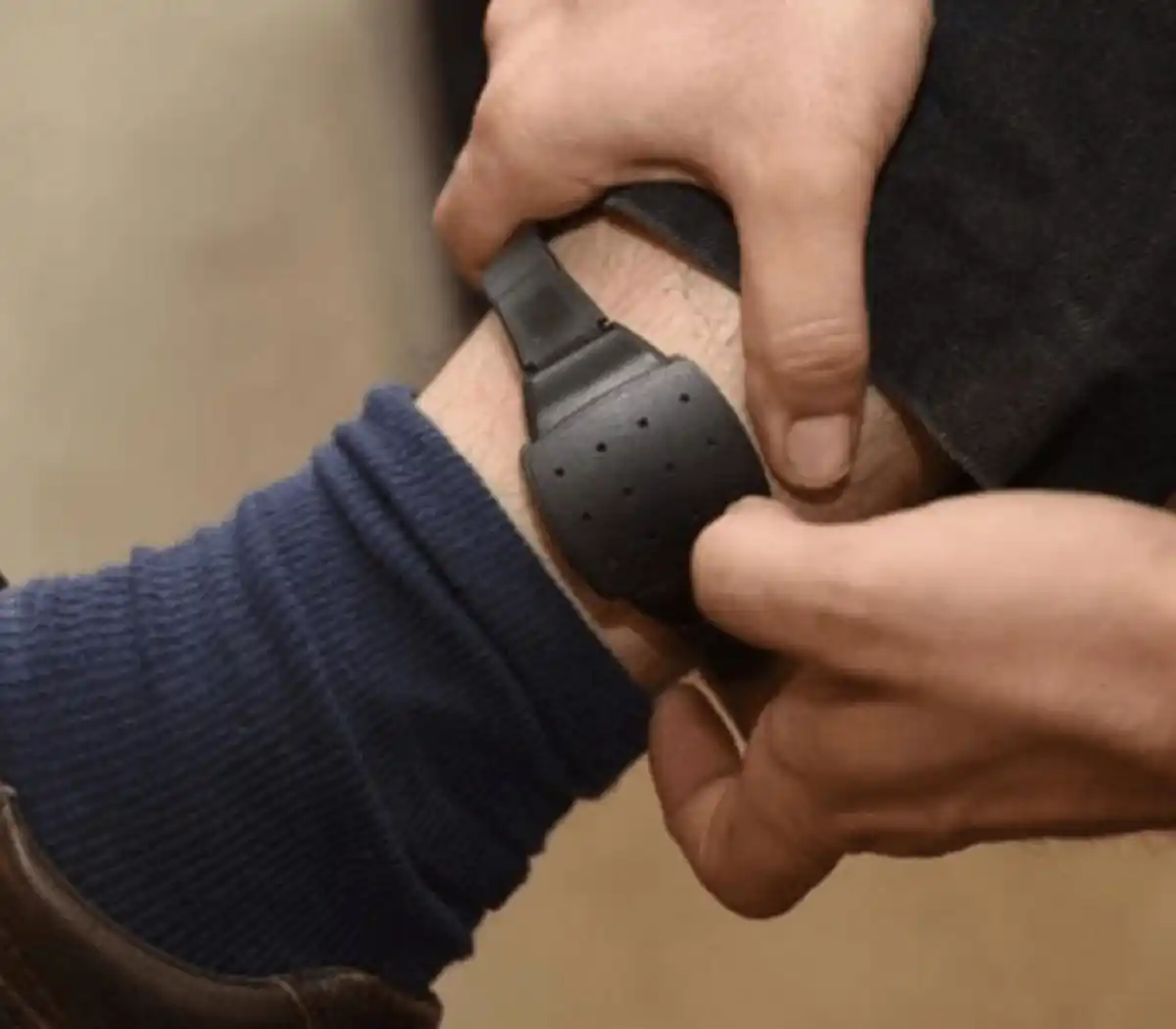 Estaba con arresto domiciliario, dañó la tobillera electrónica y quedó detenido