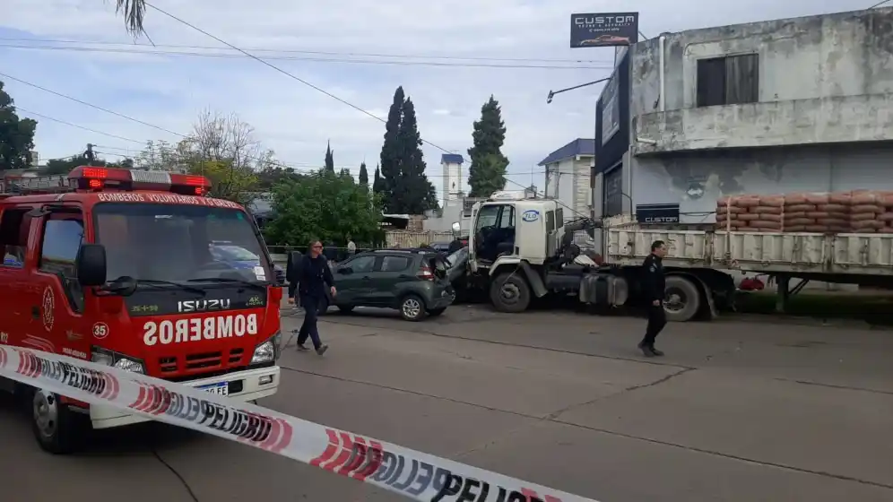 Un camión se quedó sin frenos y chocó a 9 vehículos en VGG