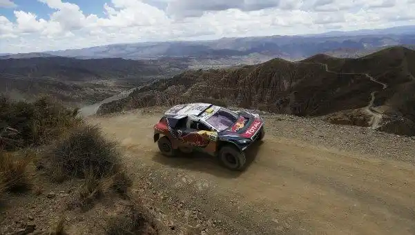 Dakar: Loeb sigue dominando entre los autos