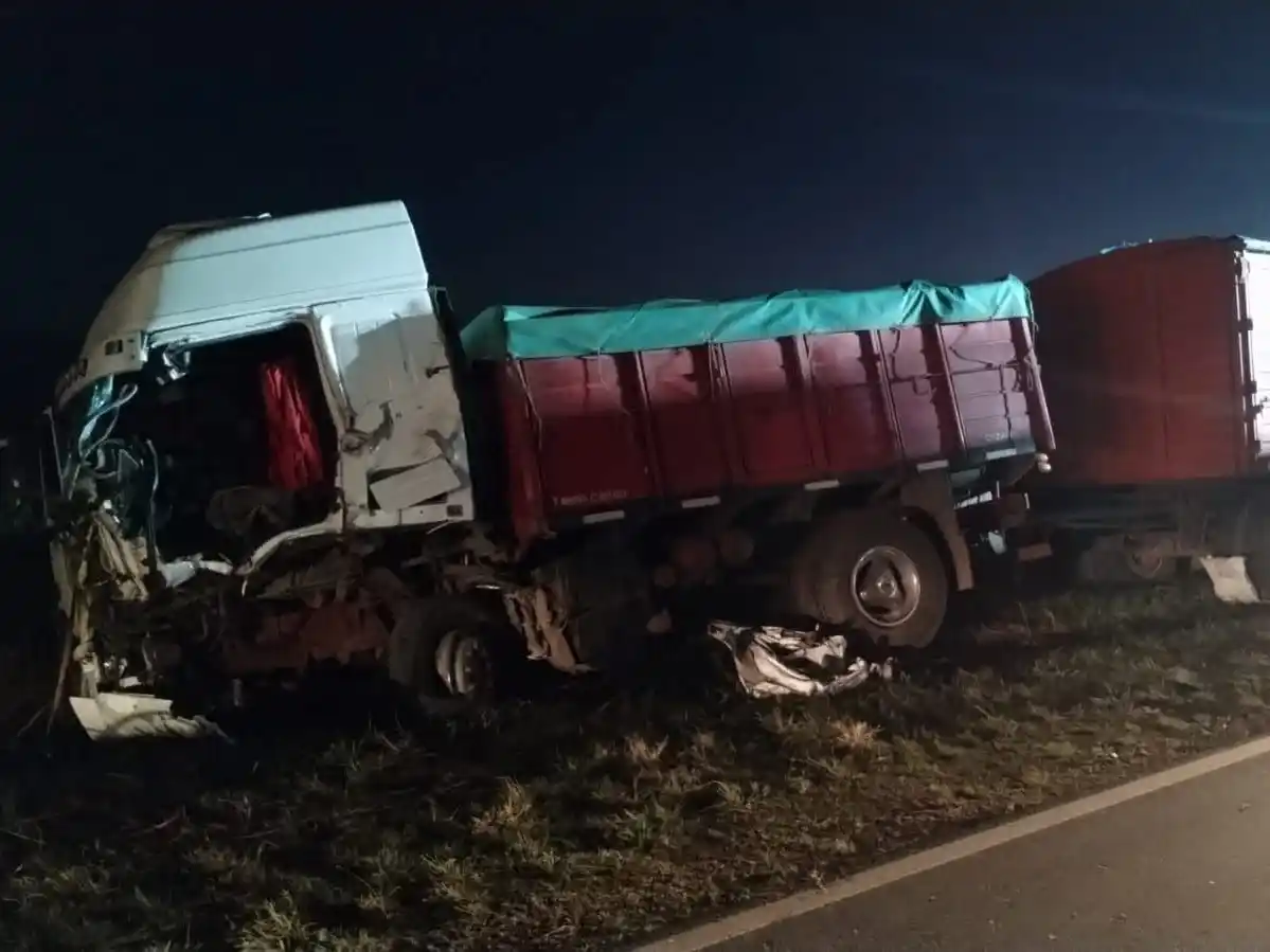 Importante daño en los vehículo tras el violento choque.