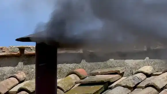 Humo negro: continúa el cónclave y no hubo decisión en la primera votación de este jueves