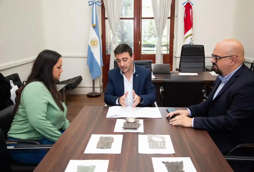 Devolución de placas de bronce sustraídas de cementerios.