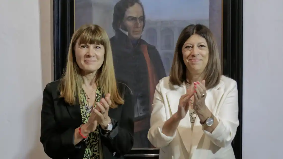 Susana Rueda y Clara García junto a la obra.