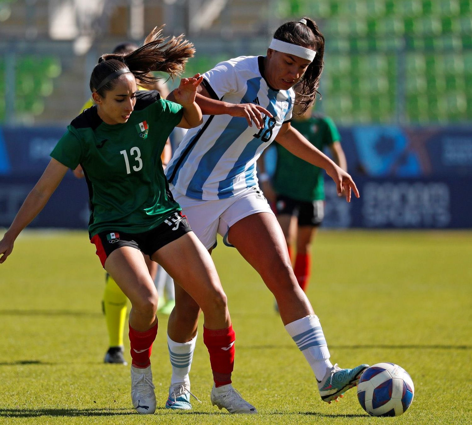 Estefanía Palomar lucha por la pelota.