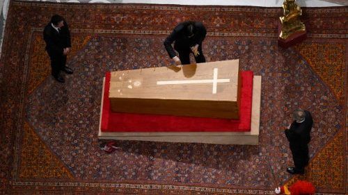 Luego de que lo despidieran 250 mil personas, se cerró el féretro del papa Francisco