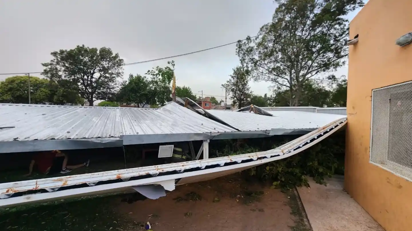 Se derrumbó el techo de un polideportivo.