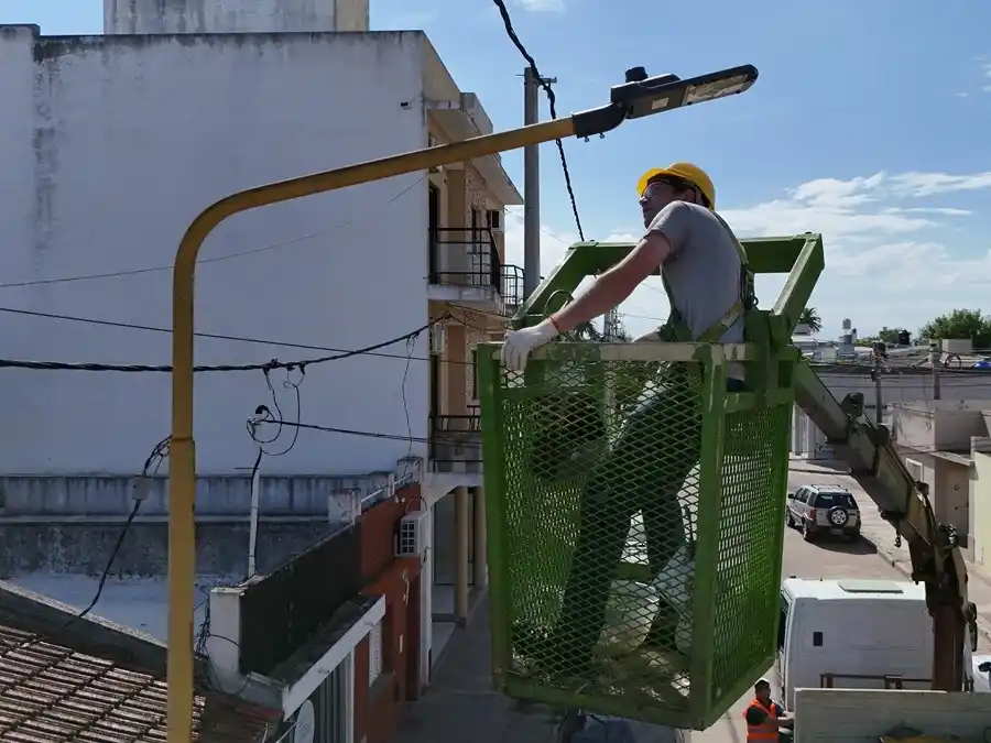 Comenzaron a reemplazar las luminarias por luces LED que generarán un 40% de ahorro de consumo de energía