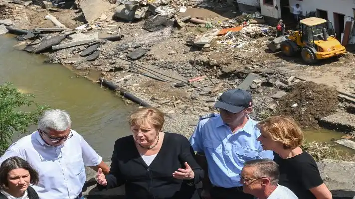ALEMANIA Y BÉLGICA DEVASTADAS: Merkel recorre zona de inundaciones que dejan al menos 190 muertos