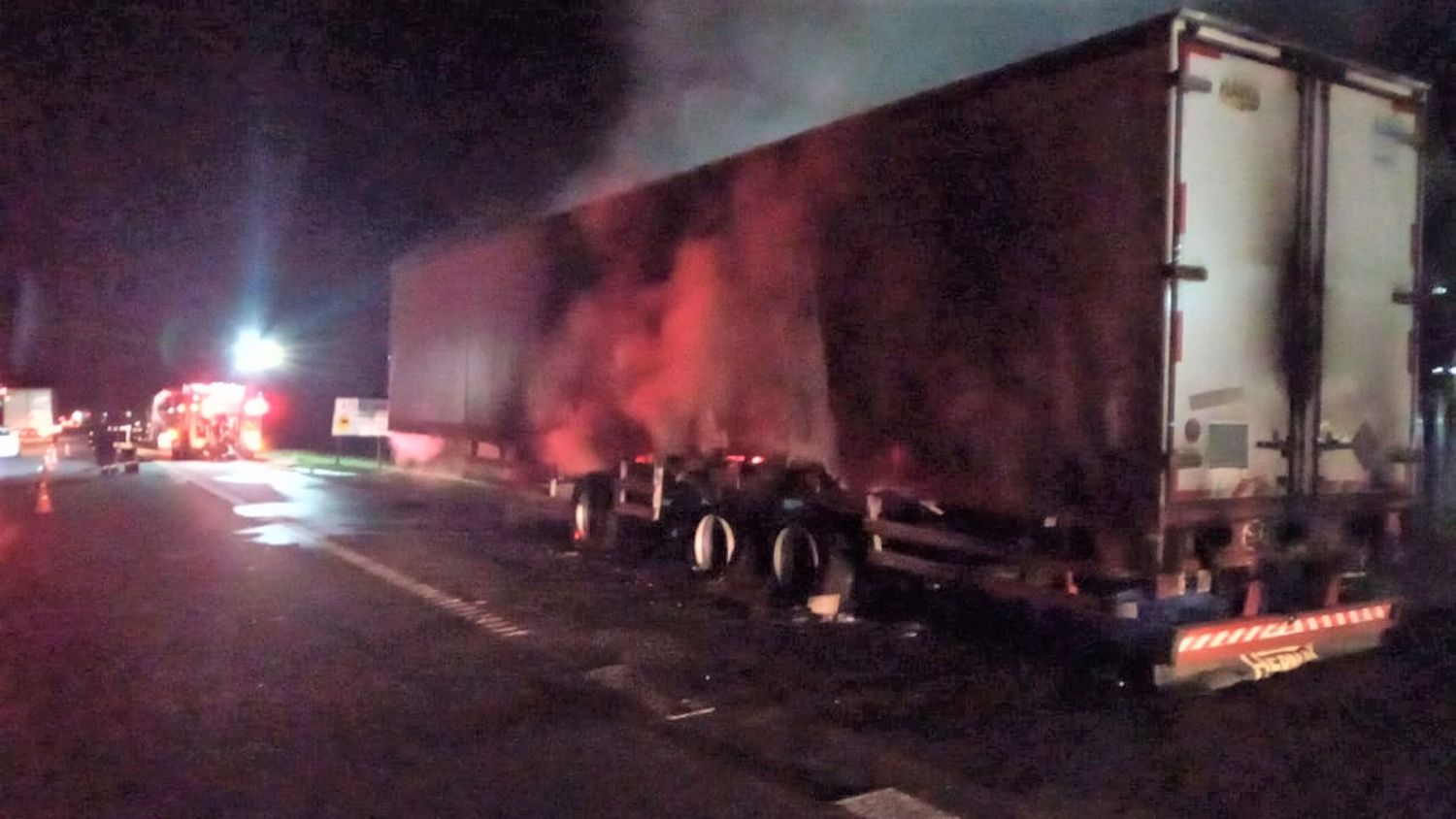 El incendio de un acoplado con medicamentos provocó demoras en el tránsito en ruta 9