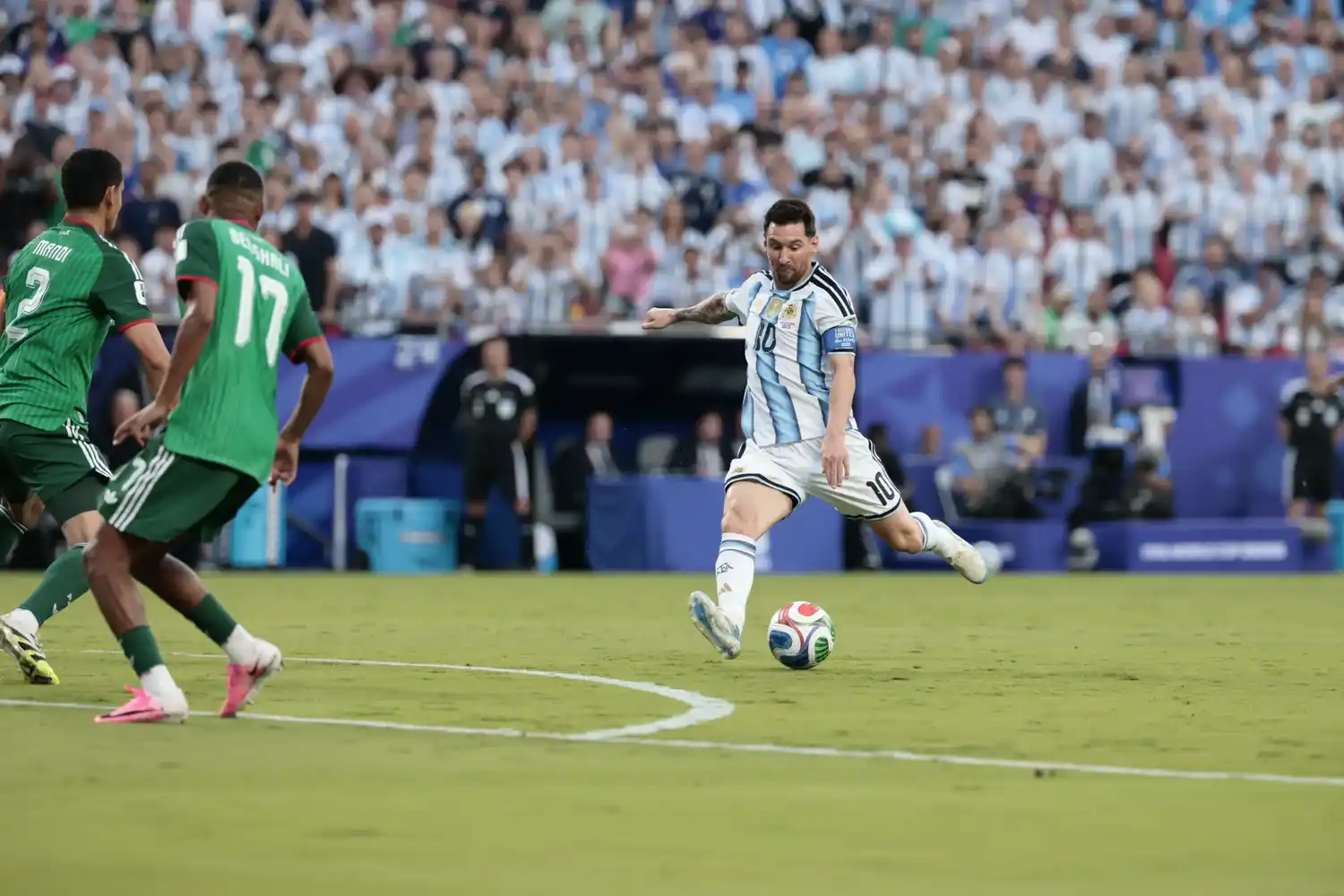 Messi brilló con un triplete y Argentina debutó con una goleada en el Mundial