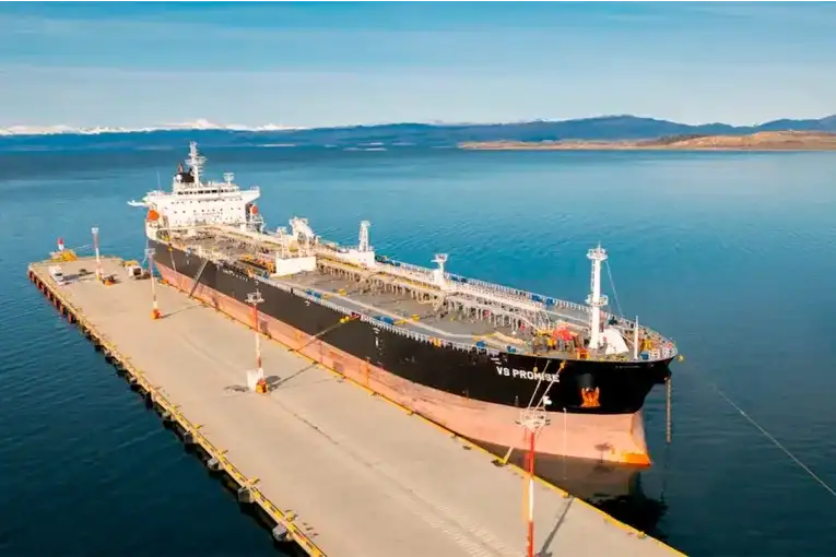 Un petrolero de bandera británica amarró en Ushuaia y desató un conflicto por la Ley Gaucho Rivero