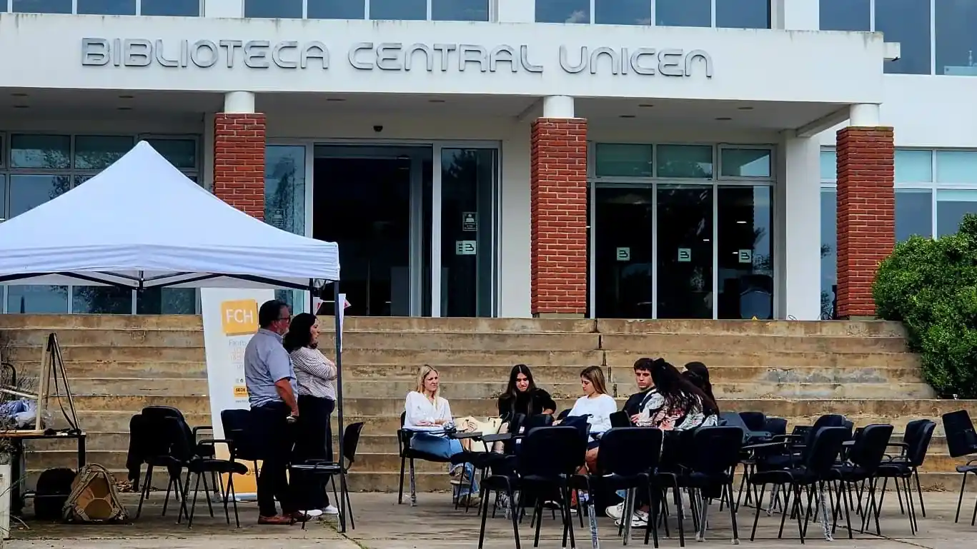 Profesores y alumnos de la Facultad de Humanas, en clases públicas en la explanada de la Biblioteca Central.