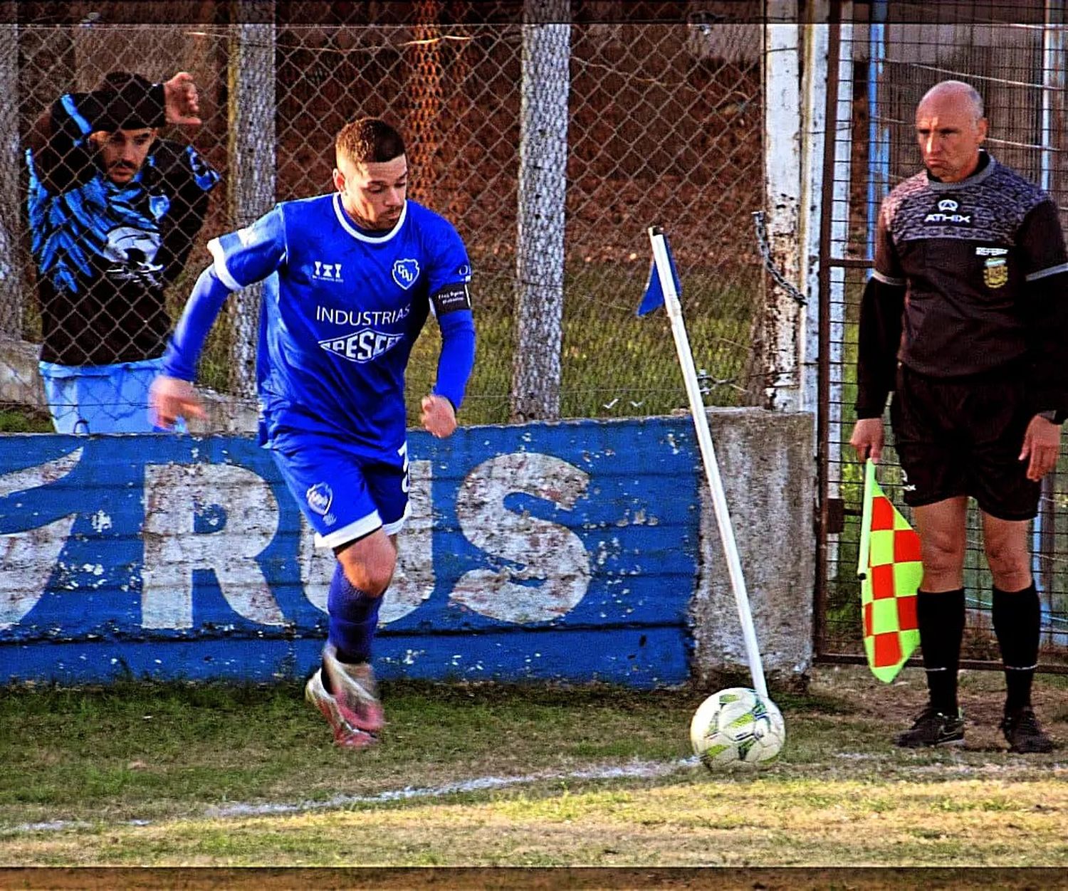 David Tellechea facturó por duplicado y llegó a su gol número 188 con la camiseta de Deportivo Urdinarrain (crédito: María Nieves).