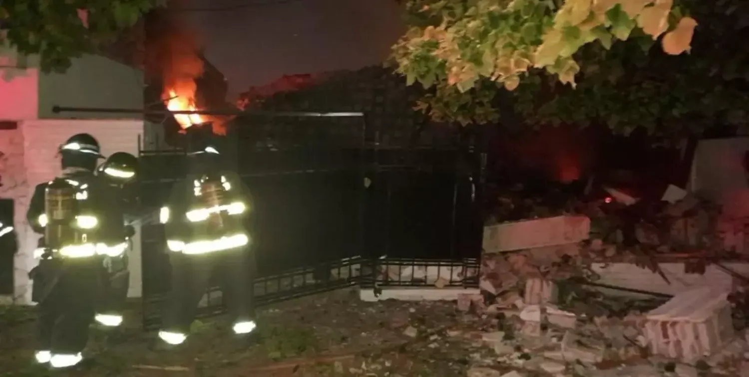 Llegaron de vacaciones, prendieron la luz y su casa estalló en mil pedazos