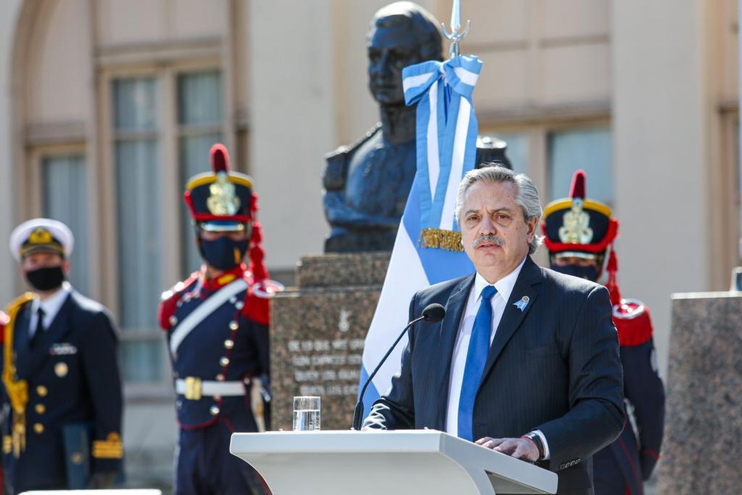 "Hoy el orgullo nacional se gana plantándose frente a los acreedores"