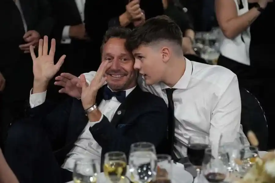 El momento más viral de los Martín Fierro 2023: el furcio de Benjamín Vicuña en su discurso y la sonrisa de Pampita viéndolo desde la mesa