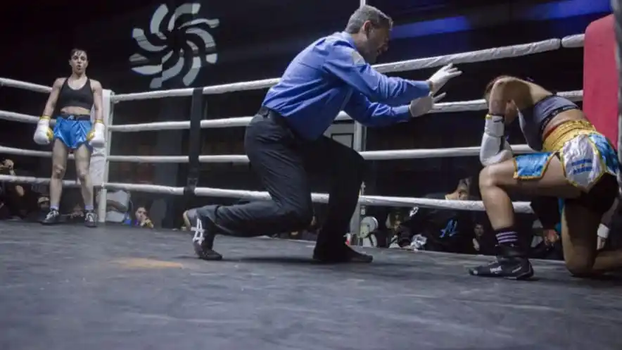 Momento del conteo. Leoz a punto de llevarse el triunfo por KO