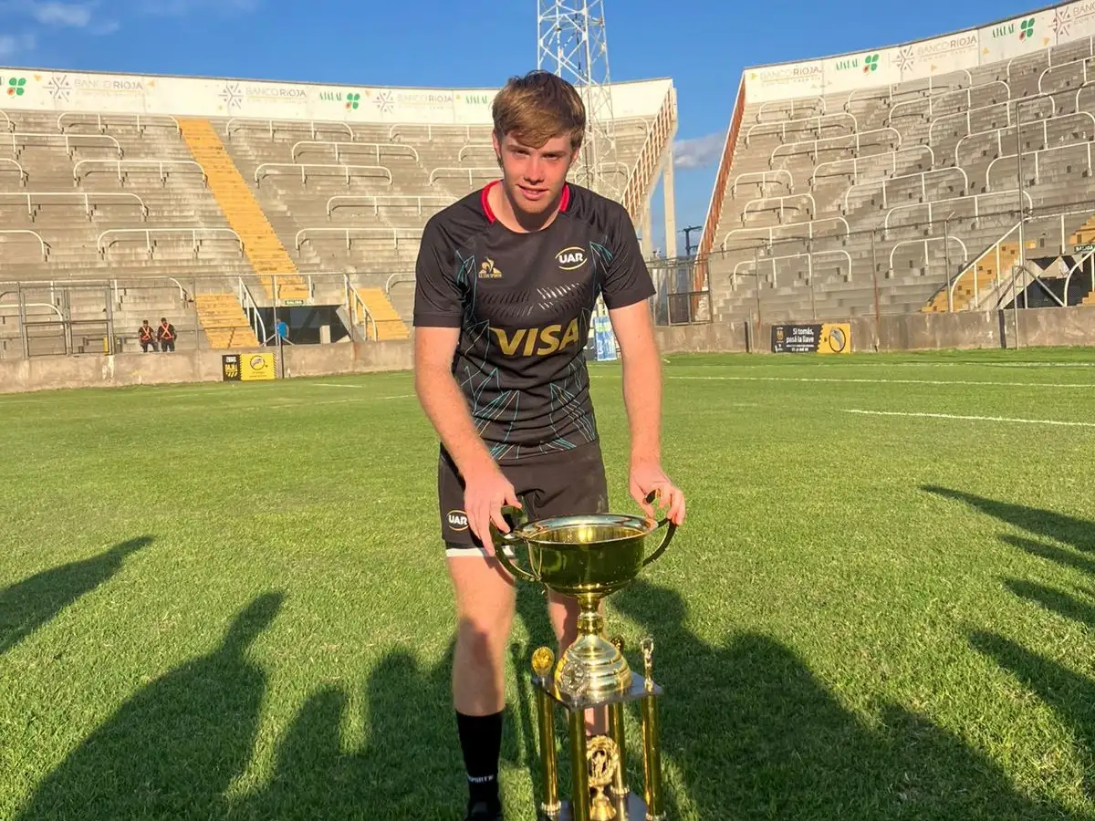 Segundo Sulpis con el trofeo del Sudamericano.