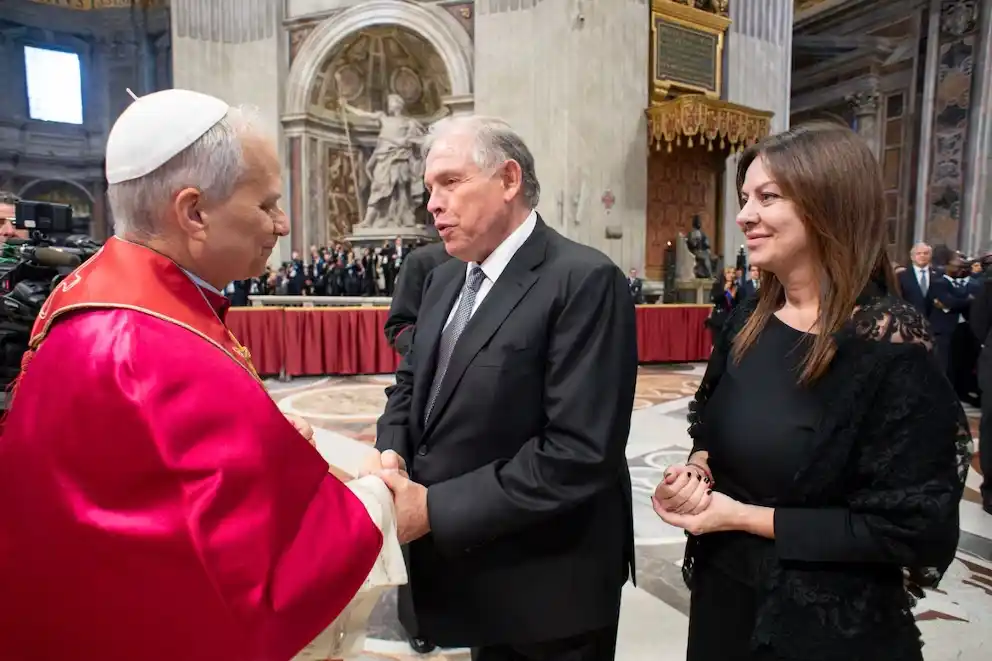 El papa León XVI, saludando a Gerardo Werthein y Sandra Pettovello