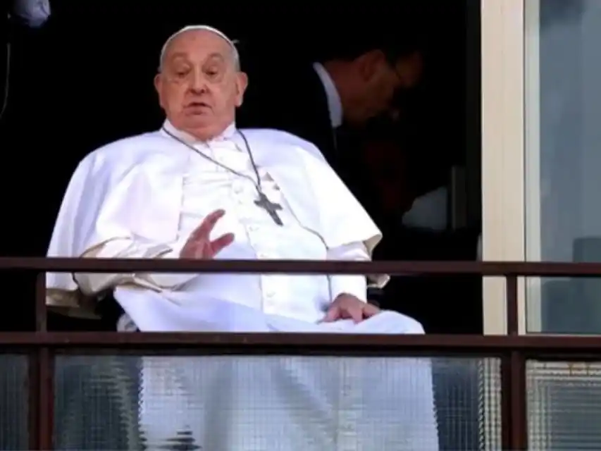 Aunque visiblemente afectado, mostró buen ánimo y agradeció el apoyo recibido.