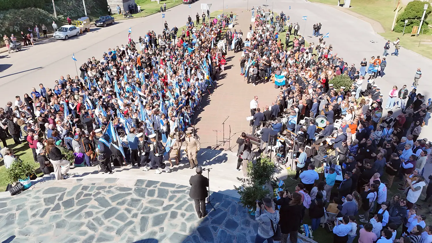 Desde arriba. Un pasaje del acto de ayer en la avenida Brown de Quequén