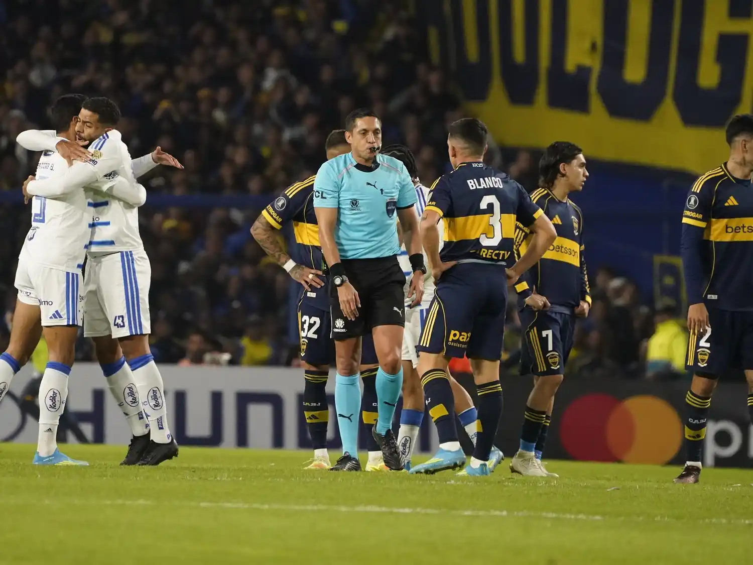 Boca recibió una sanción por presuntos actos de discriminación de su hinchada.