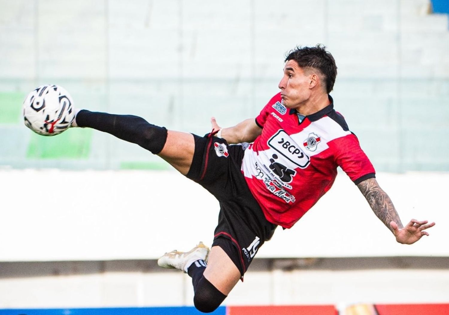 El vuelo de Callejo, para conectar en la jugada del gol.