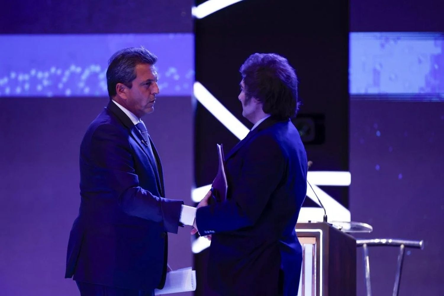 A dos días del debate presidencial, Milei pidió a la Cámara Electoral cambiar las reglas para poder leer