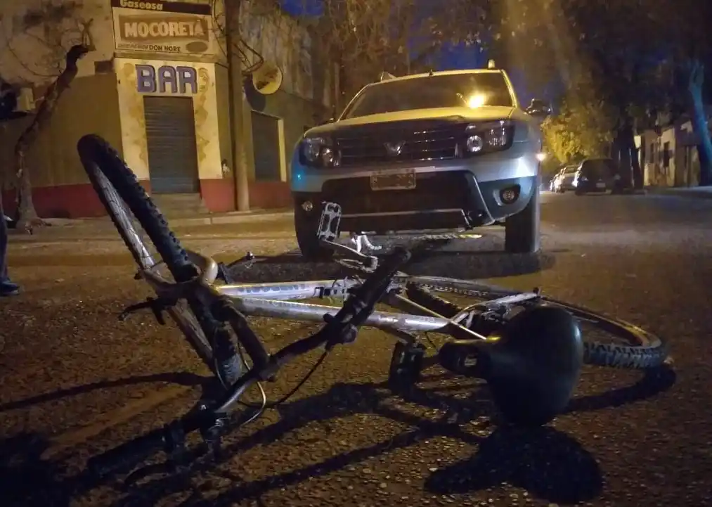 Un joven ciclista debió ser hospitalizado tras ser chocado por una camioneta 