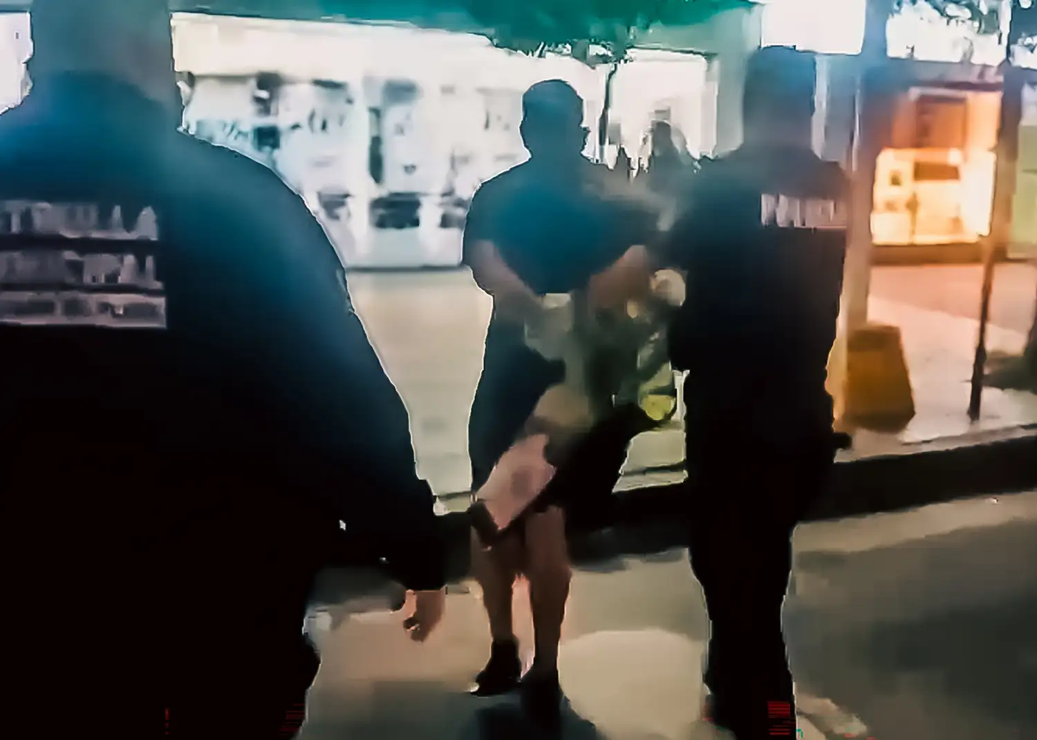 El personal policial procedió a identificar al hombre, quien aportó datos filiatorios que no pudieron ser verificados en los sistemas correspondientes.
