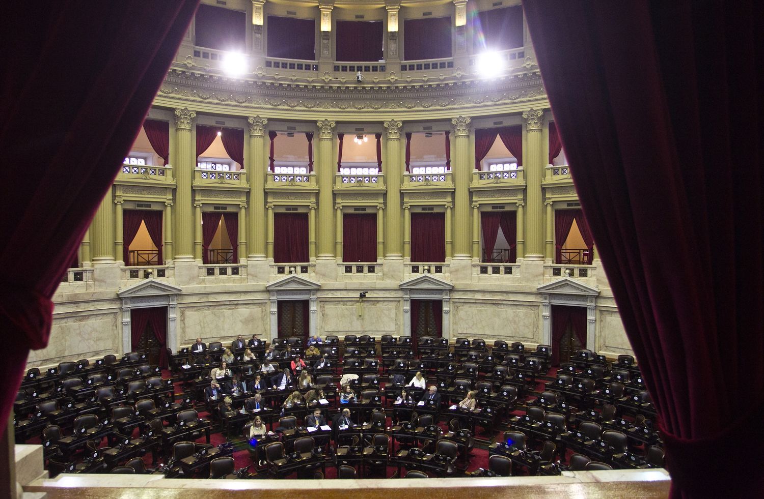 En un recinto casi vacío, Massa y Stolbizer no pudieron renunciar a sus fueros