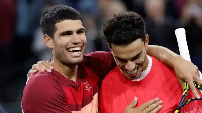 Saludo afectuoso. Entre Carlos Alcaraz y Francisco Cerúndolo